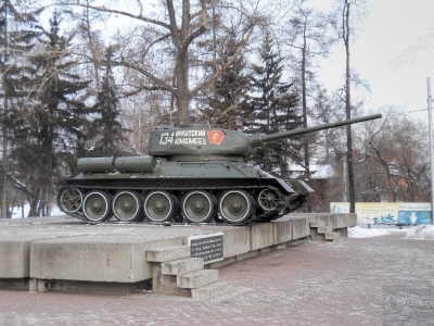 Памятник - танк Т-34-85 "Иркутский комсомолец"