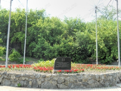 Памятный знак: На этом месте будет установлен бюст Челнокову Николаю Васильевичу