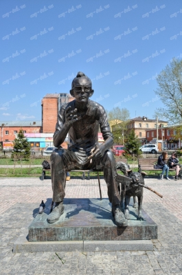 Памятник Леониду Гайдаю