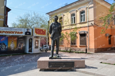 Памятник Юрию Ножикову 
